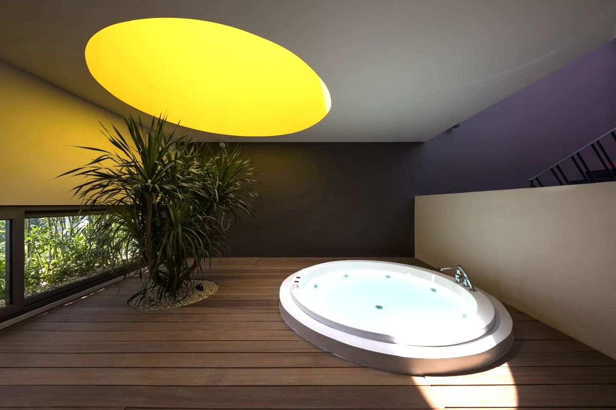 Giếng trời chỉ 2m2 và bồn tắm thư giãn trong một căn "resort phố"