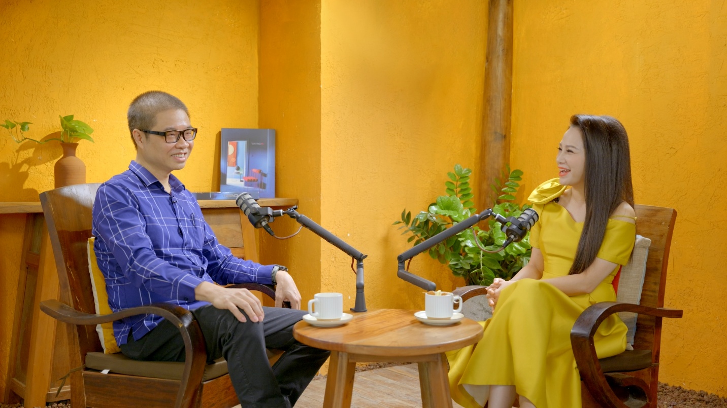 PGS.TS.KTS Vũ Hồng Cương và host Mỹ Lan trong tập 12 Podcast Trend+.
