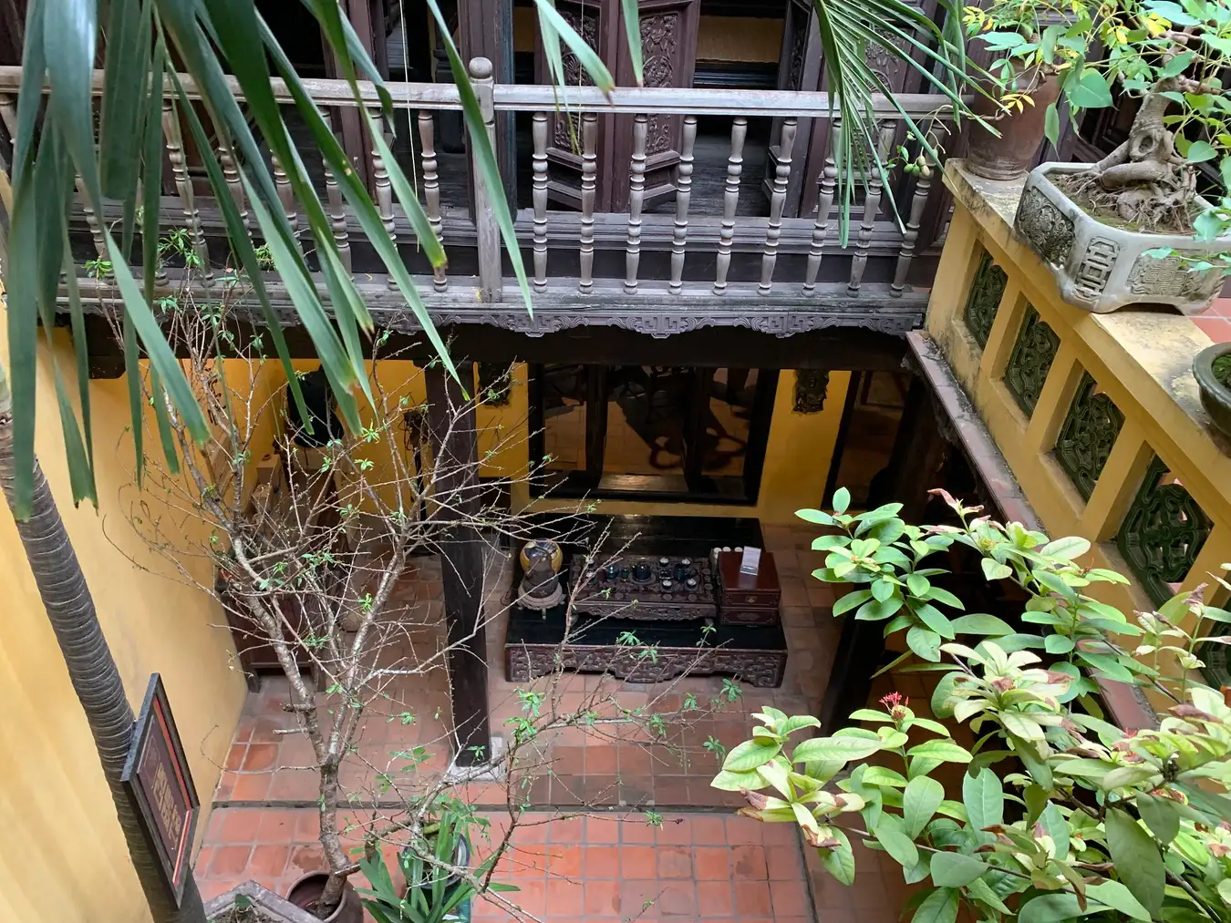 Sân trong trong một ngôi nhà cổ