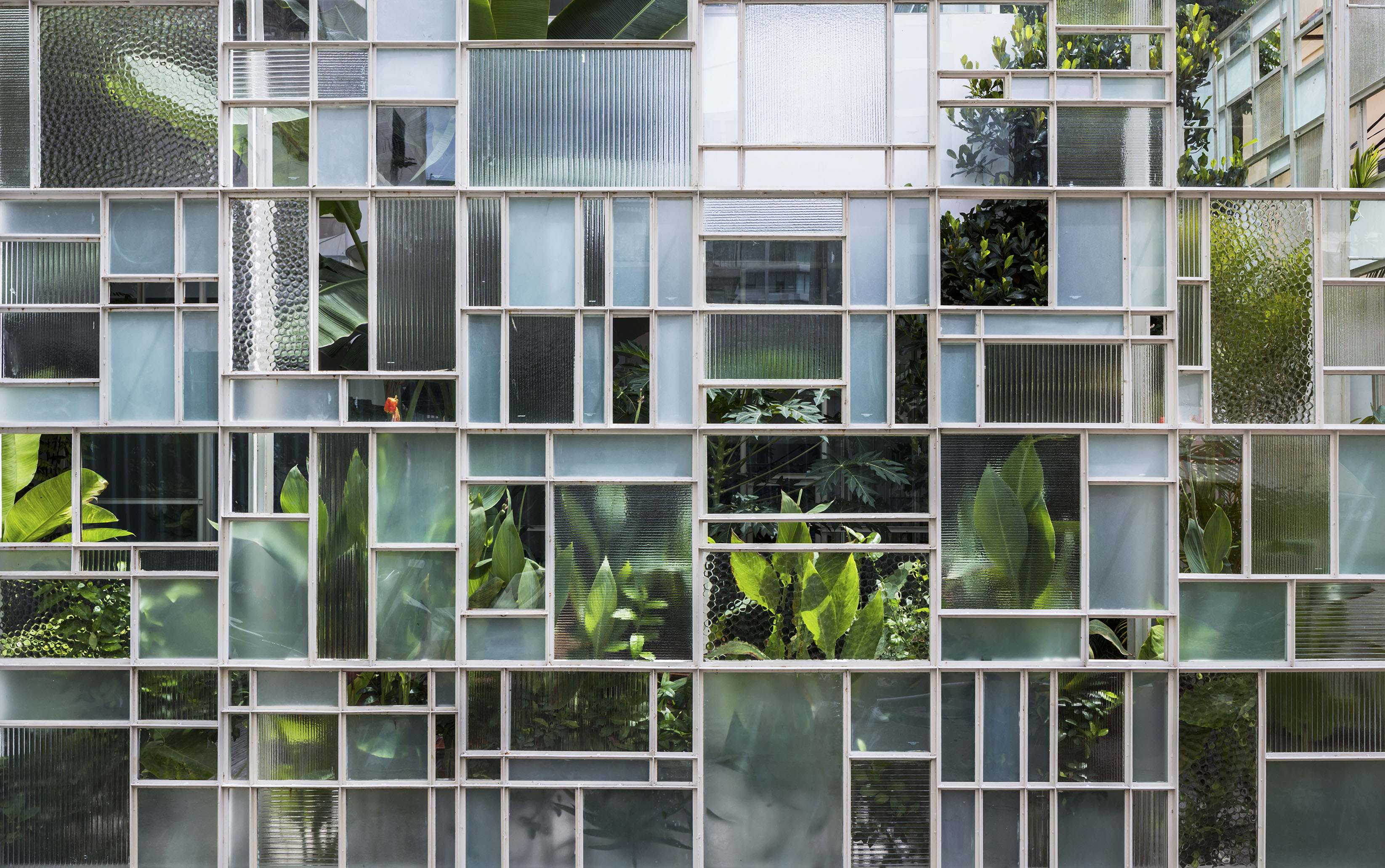 Lớp “thẩm thấu mềm” từ kính và cây xanh (Thiết kế: KIENTRUC O - Ảnh: Hiroyuki Oki)